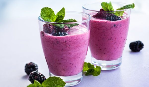 Delicious,Blackberry,Smoothie,With,Mint,And,Fresh,Berries,In,Glasses